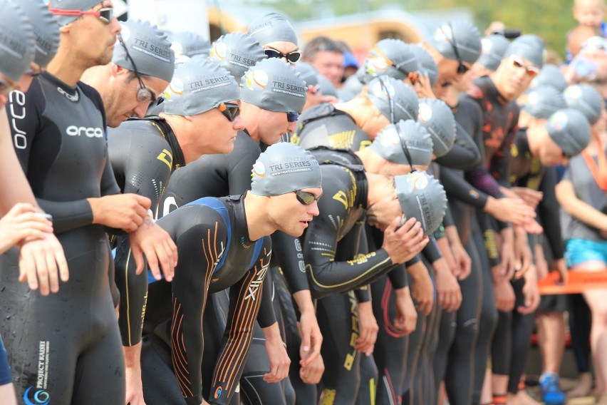 Na starcie zawodów w triathlonie stanęło ponad pół tysiąca...