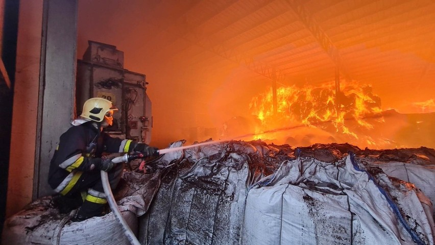 Ogromny pożar na terenie firmy w Przytocznej