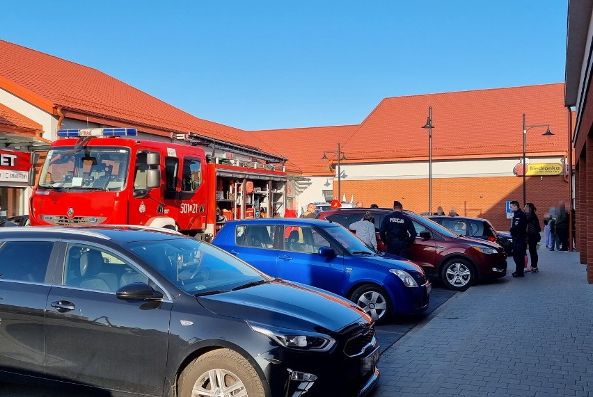 Straż pożarna oraz policja wezwane na parking centrum handlowego przy ul. Kopernika w Pucku - 6 maja 2022