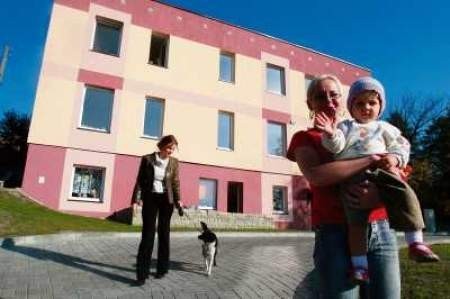 Dwie pierwsze lokatorki, Anna Niedźwiedzka i Justyna Gawrysz z córeczką Paulinką, są zachwycone nowym domem.