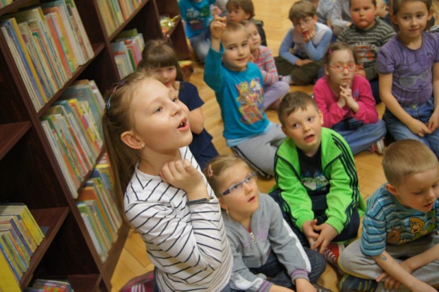 Nędza: dzieci w bibliotece. Wizyta w bibliotece dla przedszkolaków