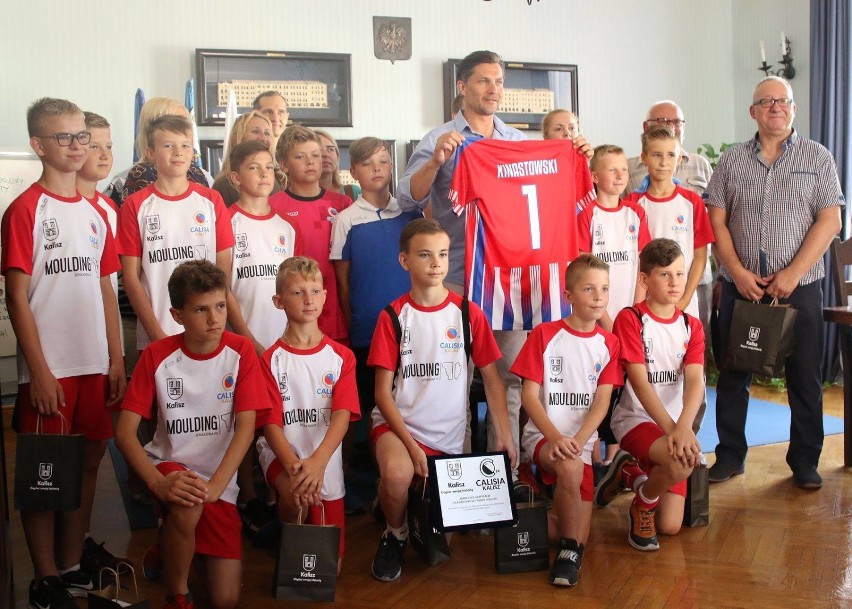 Młodzicy zespołu Calisia 14 Kalisz odebrali gratulacje od prezydenta miasta. ZDJĘCIA