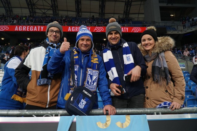 Niedzielne derby Poznania w PKO Ekstraklasie na żywo obejrzało 22 791. Na meczu Lecha Poznań z Wartą Poznań pojawili się kibice i sympatycy obu drużyn, a atmosfera na trybunach była niesamowita. Przygotowaliśmy dla Was zdjęcia z trybun podczas meczu Lech - Warta. Znajdziecie siebie na zdjęciach?

Zobacz zdjęcia --->

Kibice lidera tabeli PKO Ekstraklasy  pic.twitter.com/ihLmsifqEj&mdash; Dawid Dobrasz (@dobraszd) November 28, 2021 

Filip Bednarek i Łukasz Trałka po meczu derbowym:



Koziołki trykały się w barwach Lecha i Warty

Oceny piłkarzy Lecha i Warty Poznań

Kibice wspólnie pomaszerowali na stadion przy Bułgarskiej na derby Poznania