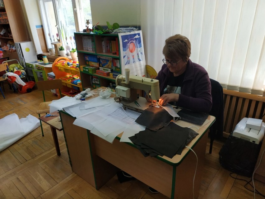 #zarażamydobrem W szkole w Kuczkowie szyją maseczki