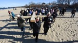 Gdańsk: Droga Krzyżowa "Brzegiem Morza". W wydarzeniu udział wzięło kilkaset osób 26.03.2022 r.