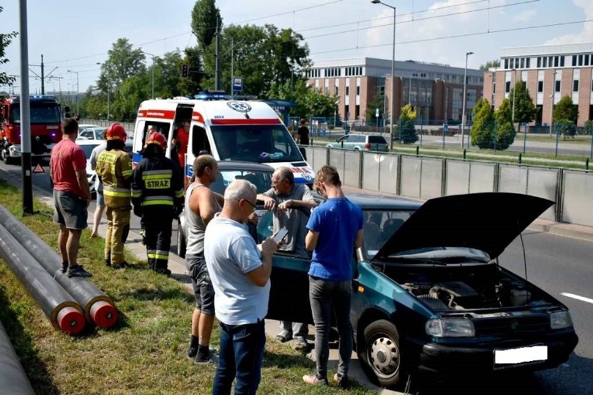 Kraków. Kolizja trzech samochodów na Zabłociu [ZDJĘCIA]