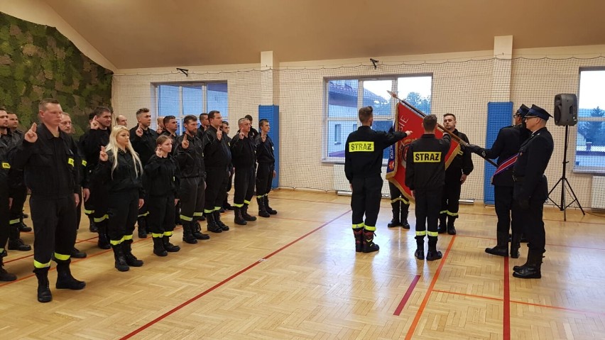 Strażacy ochotnicy złożyli ślubowanie w Komendzie Powiatowej PSP w Limanowej. Kolejni przechodzą właśnie szkolenie. Zdjęcia