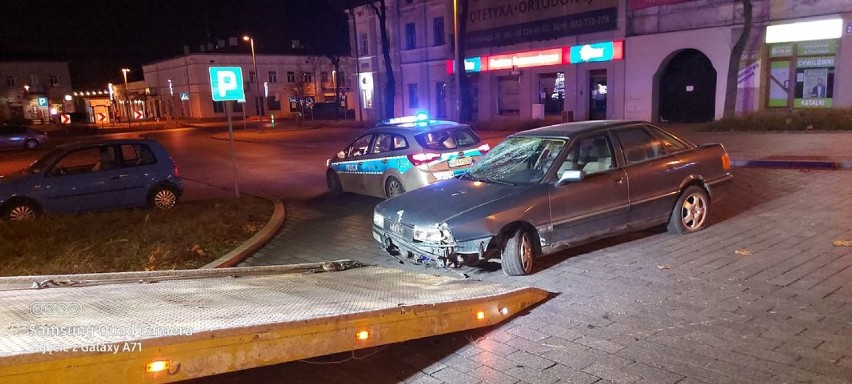 Pijany kierowca przejechał przez płytę pl. Kościuszki w Tomaszowie. Miał 2 promile [FILM, ZDJĘCIA]