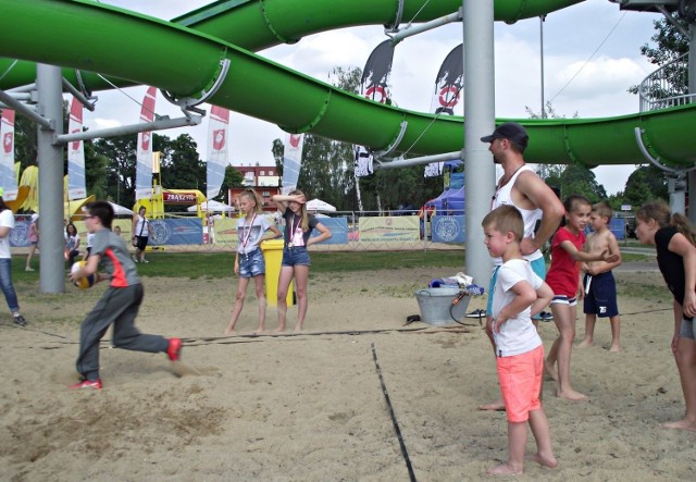 W sobotnie popołudnie na plaży miejskiej &quot;Łazienki&quot;, odbył się sportowy &quot;Dzień Dziecka&quot;. 
Fot. Dorota Michalczak