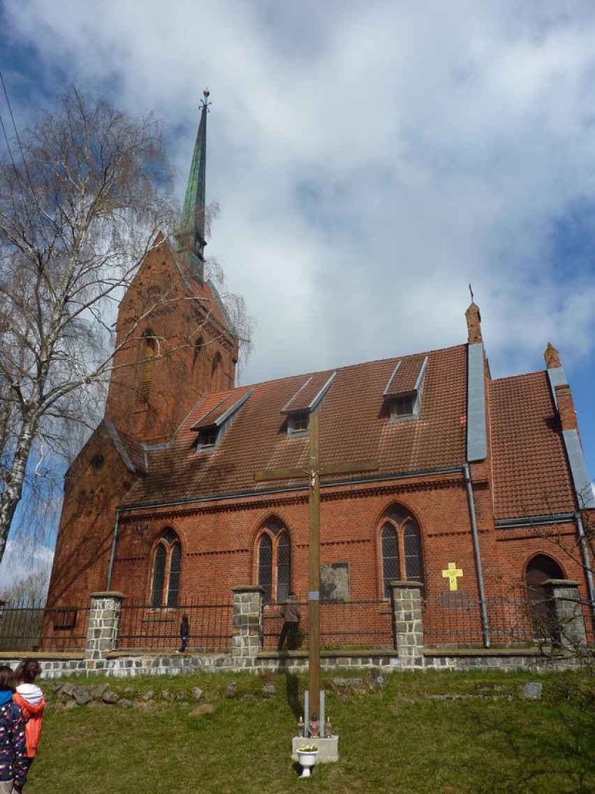Iglica kościoła w Juchowie grozi zawaleniem. Świątynia zamknięta, konieczny remont [zdjęcia]