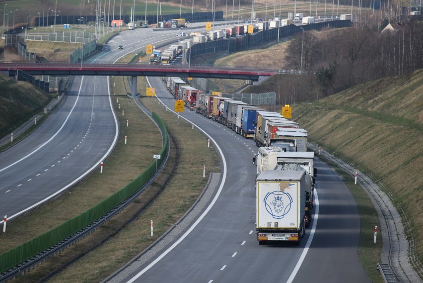 Sznur ciężarówek oczekuje na autostradzie A1 na wjazd do...