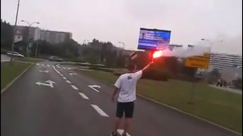 Policja w Jastrzębiu: mężczyzna zablokował przejazd i odpalił racę