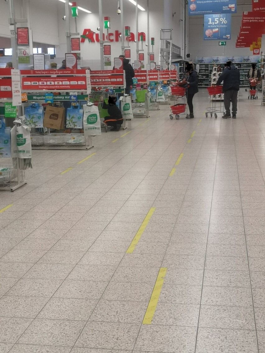 Klienci bojkotują Auchan w Częstochowie? Chyba tylko w mediach społecznościowych. W piątek przed centrum ruch jak zwykle