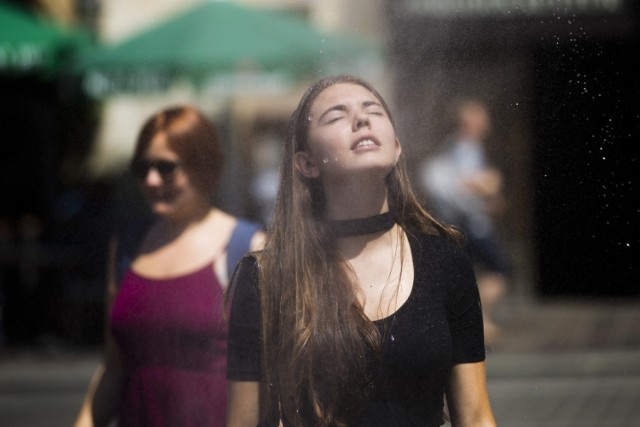 IMGW ostrzega przed upałami, które jeszcze przez co najmniej kilka dni będą się utrzymywać nad Polską. Dla naszego regionu wydano ostrzeżenia meteorologiczne 2 stopnia. O szczegółach - czytaj na kolejnych stronach (przesuń zdjęcie gestem lub naciśnij strzałkę w prawo).

Zobacz także: Oto mistrzowie drugiego planu! Padniecie ze śmiechu! [zdjęcia]

Jak zabezpieczyć się przed udarem słonecznym, jak reagować na udar cieplny?


