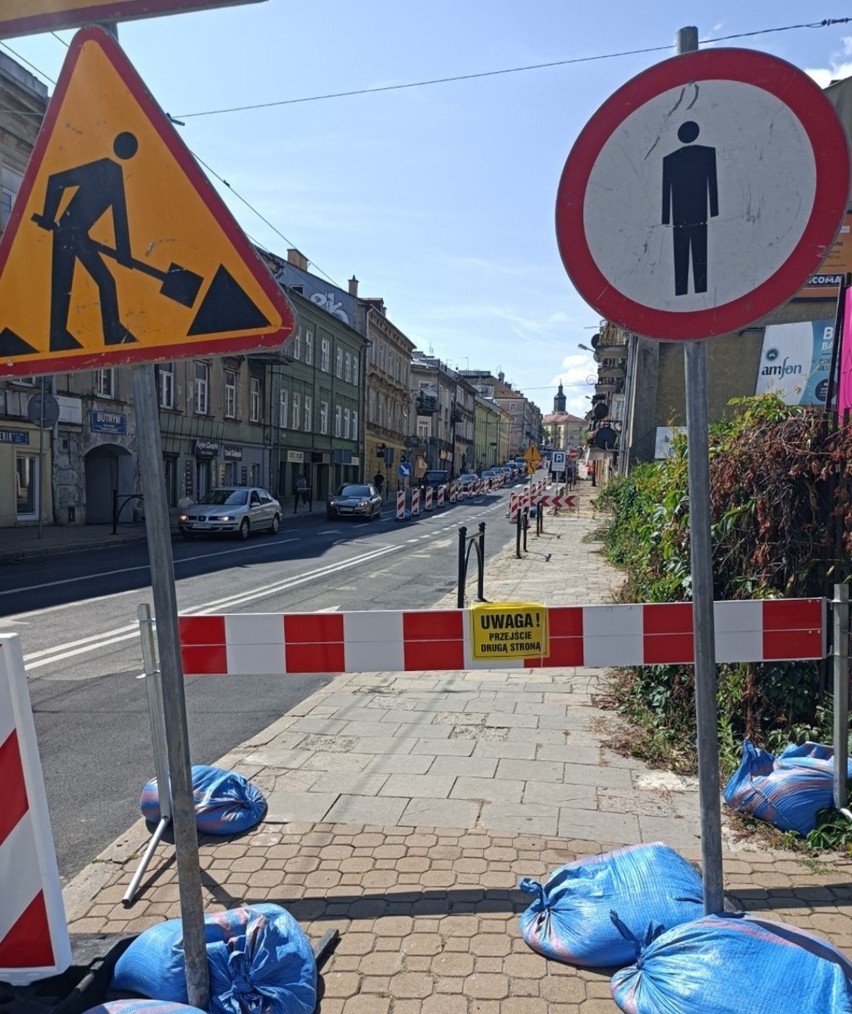 Lublin: Piesi mają problem na Lubartowskiej. Nie mogą korzystać z części chodnika. Ile to potrwa?