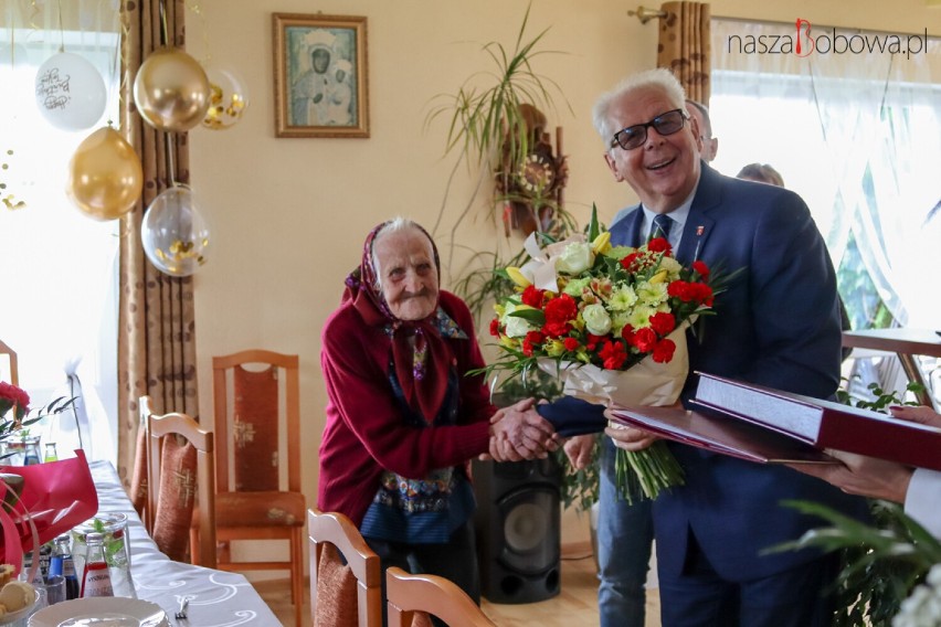 Bobowa. Niecodzienny jubileusz setnych urodzin pani Marii Tarsy z Siedlisk. Byli goście, obowiązkowy tort i moc życzeń dwustu lat