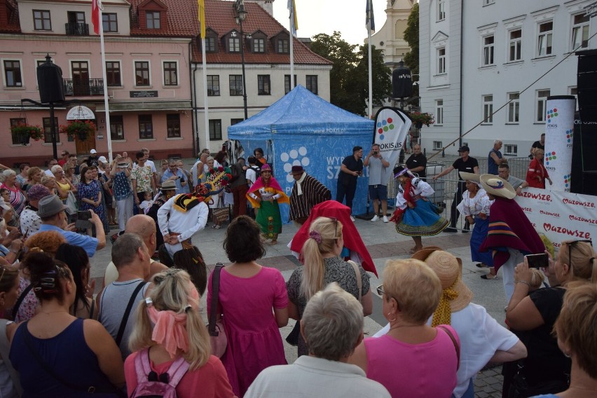 Vistula Folk Festival 2022. Ekwadorskie rytmy rozruszały Płock! Wspólna zabawa na Starym Rynku! Spotkanie z kulturą Ekwadoru [ZDJĘCIA]