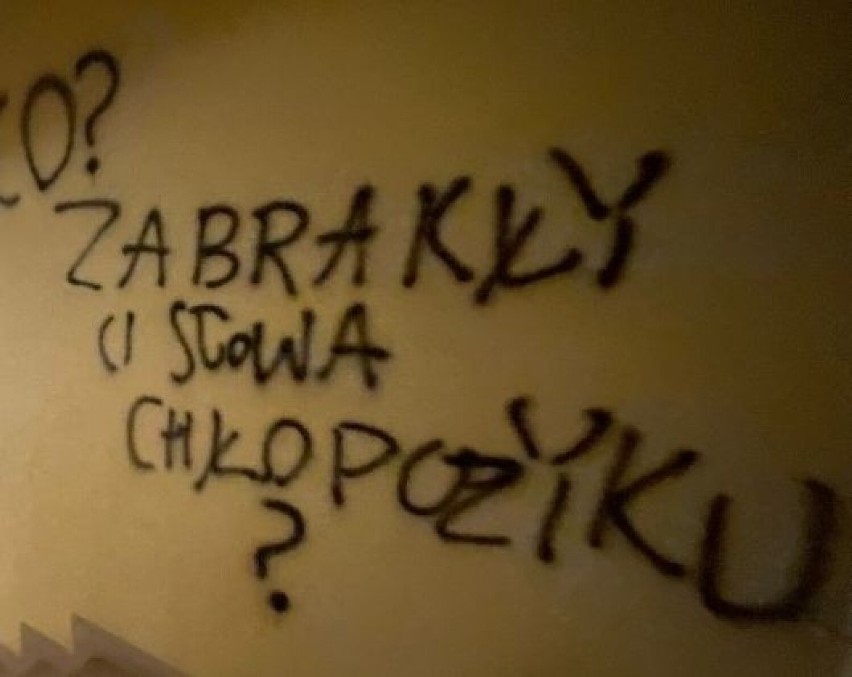 Taką właśnie "twórczość" zastali policjanci po przyjeździe...