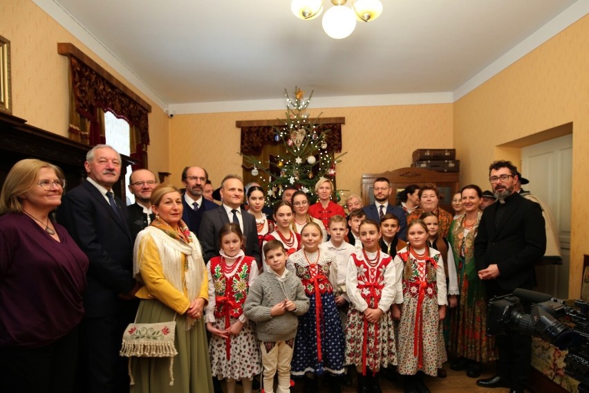 Choinka z Tatr dotarła do domu rodzinnego Karola Wojtyły w...