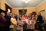 Górale z Podhala przywieźli choinkę do Domu Rodzinnego Jana Pawła II w Wadowicach