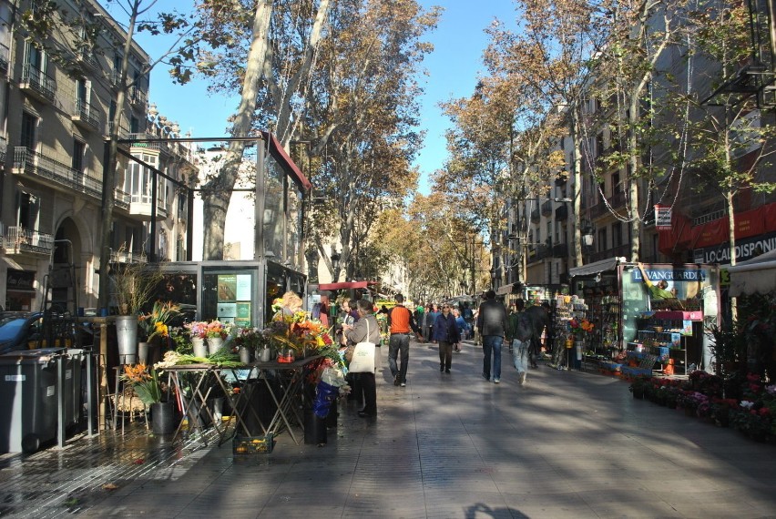 La Rambla, najpiękniejsza ulica w mieście tętni życiem 24...