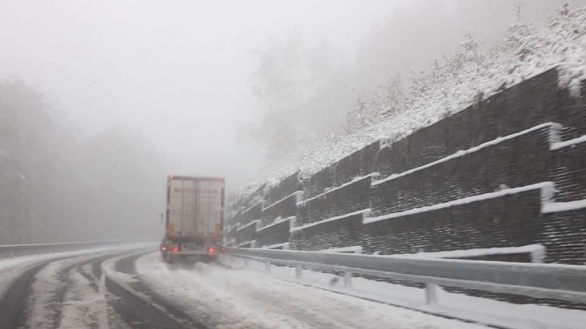 W Nysie deszcz, w strefie przygranicznej w Czechach atak zimy i zamknięte górskie drogi
