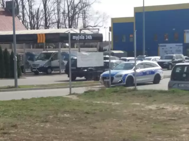 Policyjny patrol przy wyjeździe z parkingu przed Delikatesami obok Mrówki. Ale kontrole przeprowadzano w różnych punktach. Także na ulicach.