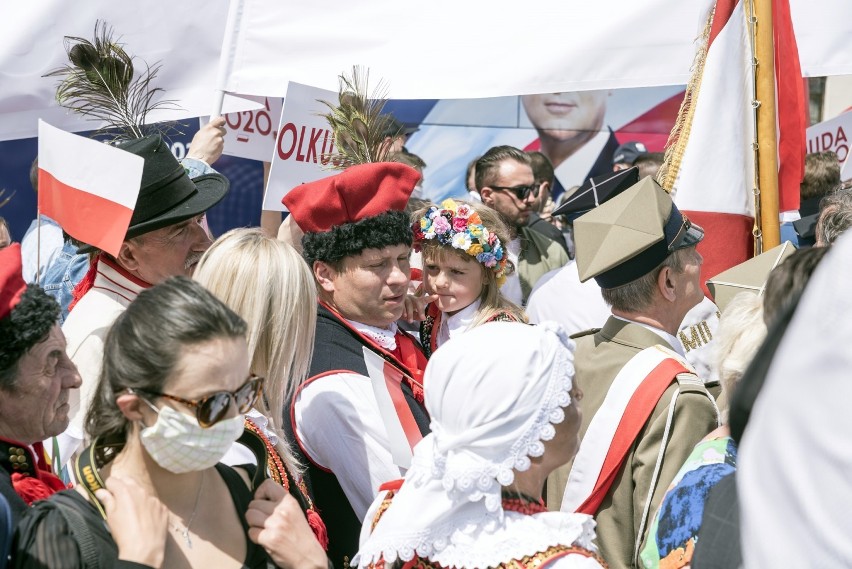 Na finiszu kampanii Andrzej Duda zabiegał o poparcie w Olkuszu. Na Rynku obok jego zwolenników zjawili się także przeciwnicy [ZDJĘCIA]