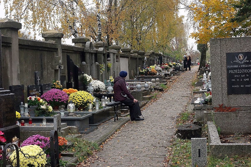 Rekordy zgonów w regionie łódzkim. Pogrzeby się nie mieszczą, cmentarze muszą działać także w soboty!