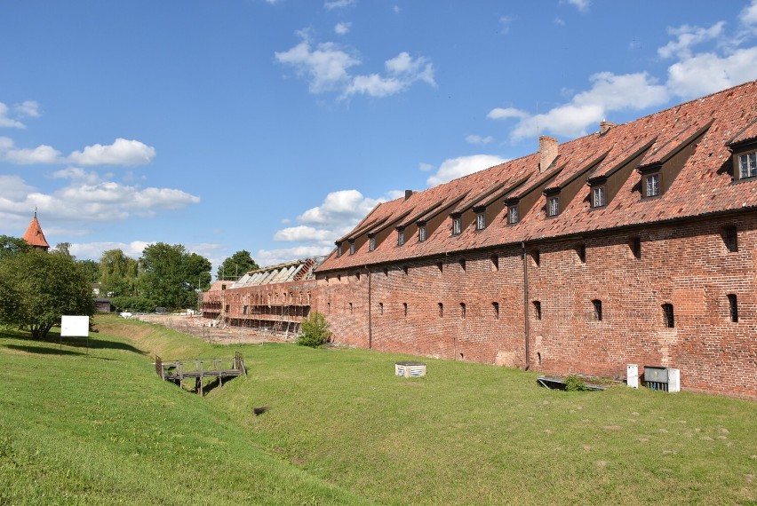 Malbork. Na Przedzamczu trwa odbudowa dawnych budynków gospodarczych. W jednym prace wre, w drugim musiała spowolnić