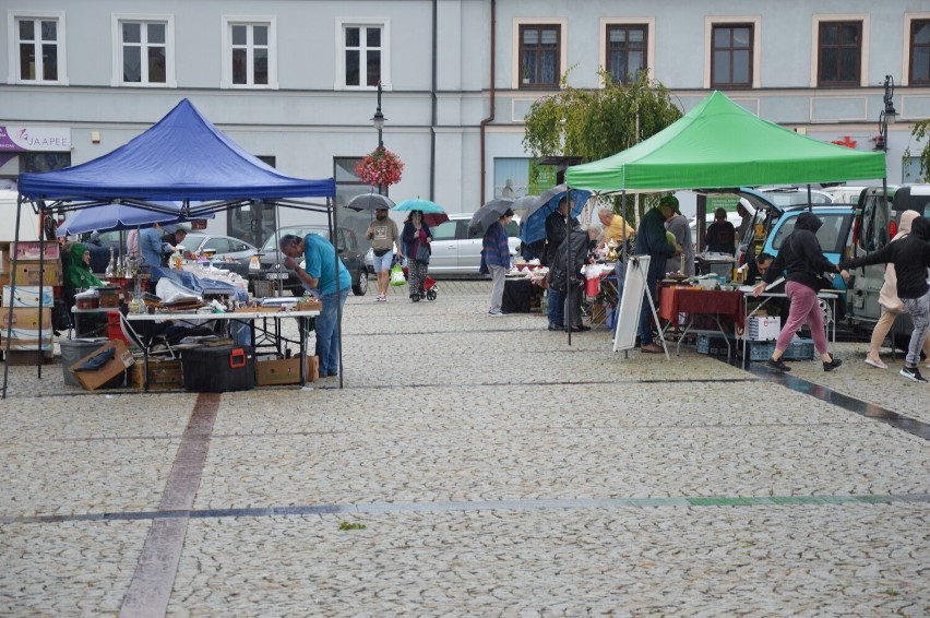 Sierpniowe targi kolekcjonerów w Skierniewicach w deszczowej pogodzie
