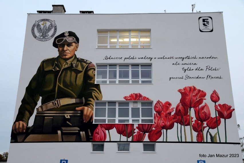 Mural generała Maczka na ścianie szkoły nr 5 przy ul....