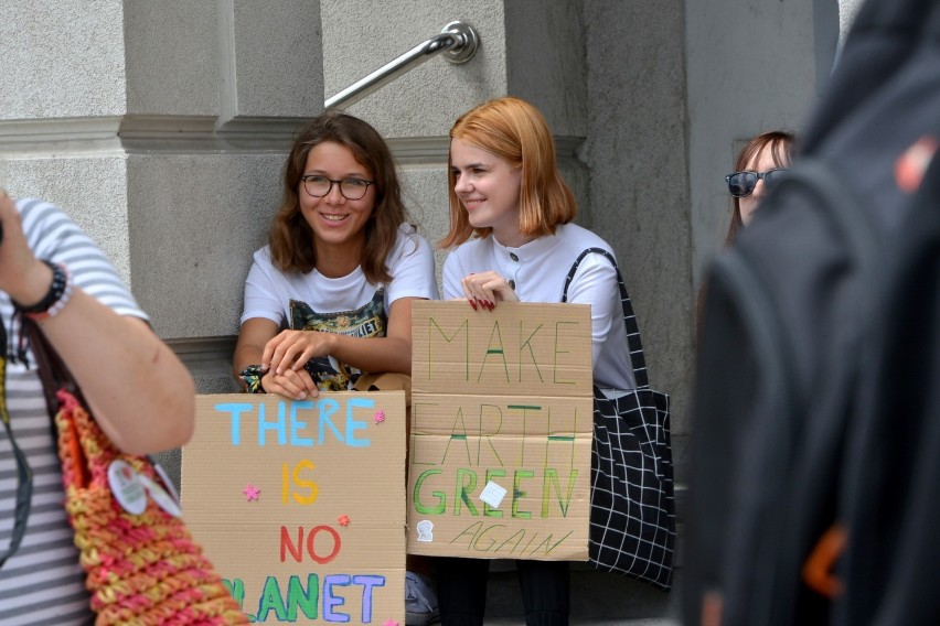 Strajk Klimatyczny na Rynku w Kielcach. Młodzież walczy ze zmianami