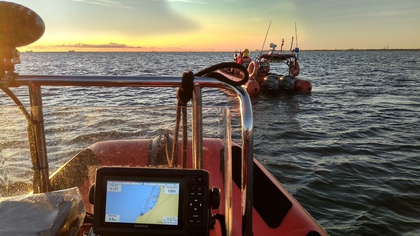 Poszukiwania zaginionego w Gdyni Orłowie. 49-latek wyszedł popływać i nie wrócił. Na plaży znaleziono ubranie i rower. W akcji SAR, WOPR, MW