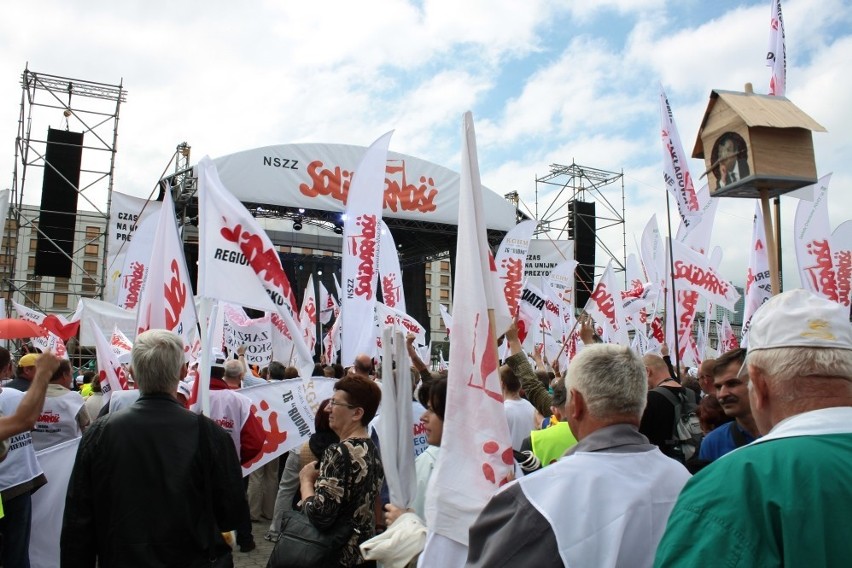 Demonstracja NSZZ Solidarność przeszła ulicami Warszawy (ZDJĘCIA)