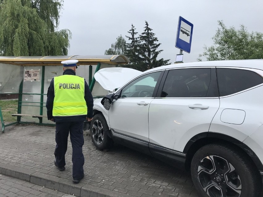 Wjechał na rondo pod prąd, skosił znaki, a na koniec staranował przystanek. Cud, że nikt nie ucierpiał