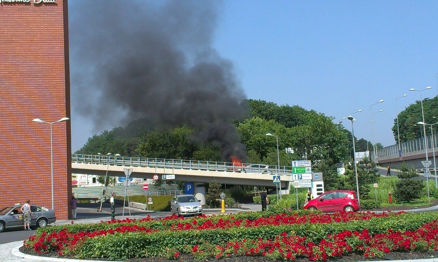 Kraków: przy CH Bonarka spłonął samochód [ZDJĘCIA INTERNAUTY]