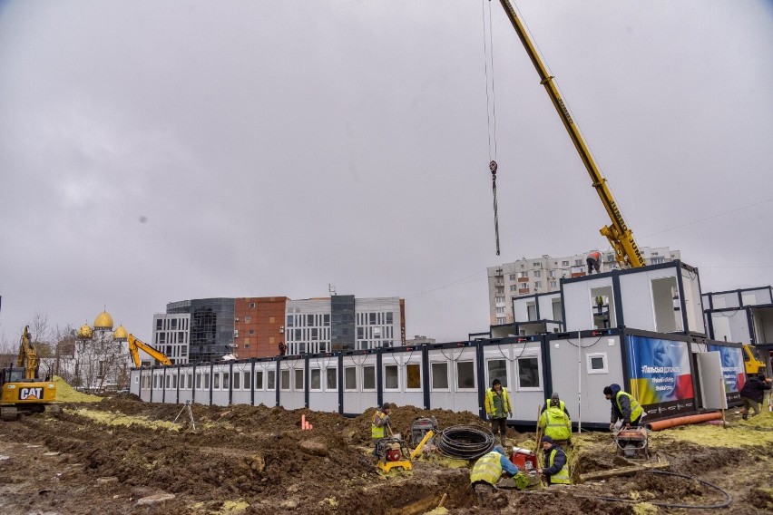 We Lwowie budują domy modułowe dla uchodźców. Zobacz zdjęcia