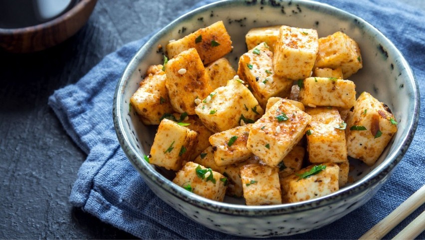 Tofu jest jednym z najbardziej popularnych zamienników...