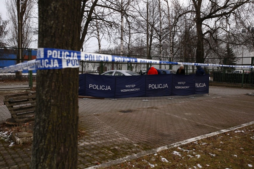 Tajemnicza śmierć policjanta na warszawskiej Pradze-Północ. Znaleziono go z raną postrzałową głowy. Trwa badanie przyczyn zdarzenia