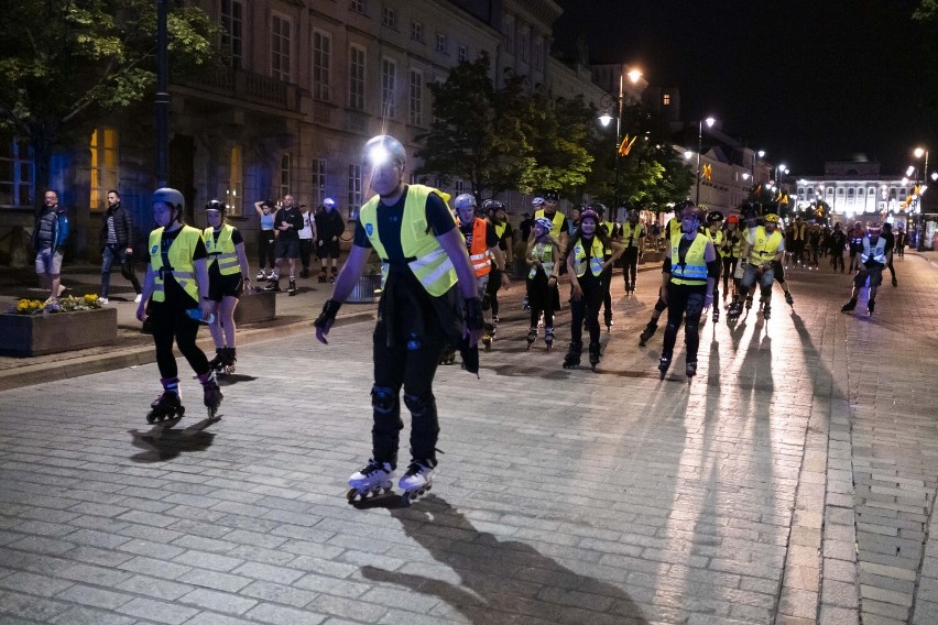 Nightskating w Warszawie 2022. Rolkarze znów opanowali miasto. Tak wyglądała nocna jazda