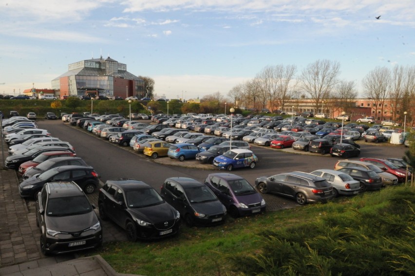 Parking zaczyna się zapełniać tuż przed godz. 7.00. Ok....