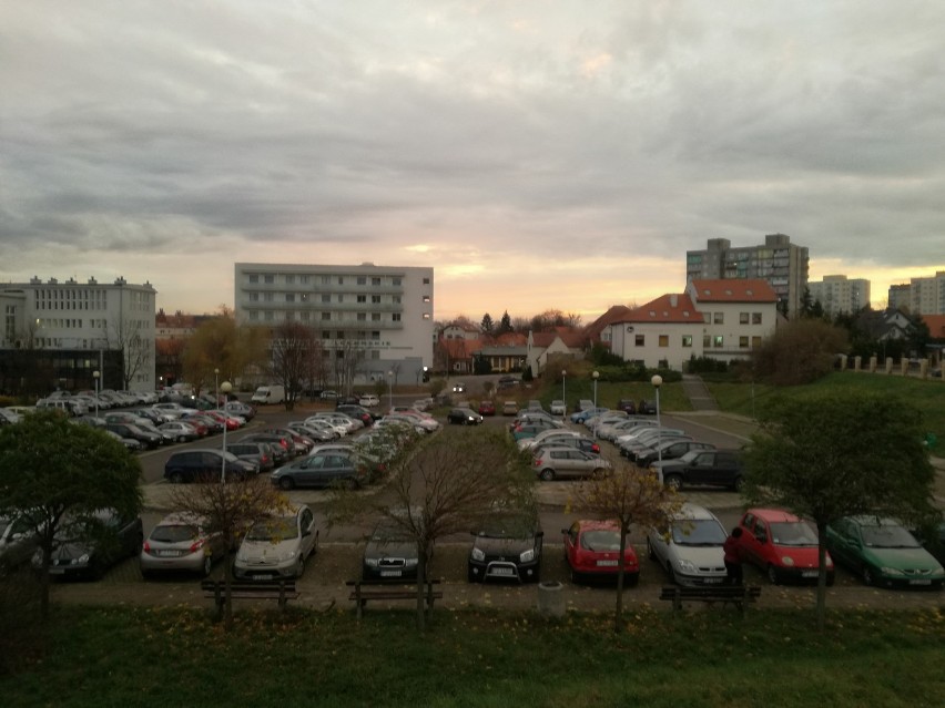 Parking zaczyna się zapełniać tuż przed godz. 7.00. Ok....