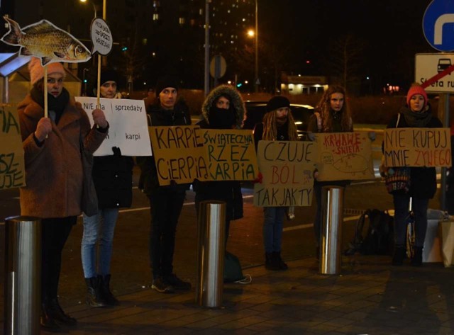 Przed marketem sieci Kaufland na Al. Solidarności odbyła się pikieta pod hasłem "Czas skończyć z krwawą tradycją!". Jej organizatorem była Fundacja Viva! domagająca się wycofania ze sprzedaży żywych karpi.  Zobacz zdjęcia ----->