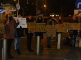 Obrońcy praw zwierząt pikietowali przed marketem Kaufland, domagając się wycofania ze sprzedaży żywych karpi