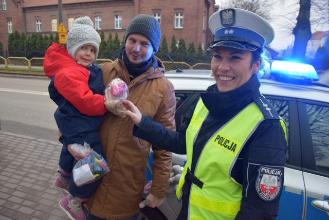 Podczas kontroli drogówki w Elblągu dzieci dostawały pluszaki w nagrodę za zapięte pasy i podróż w foteliku