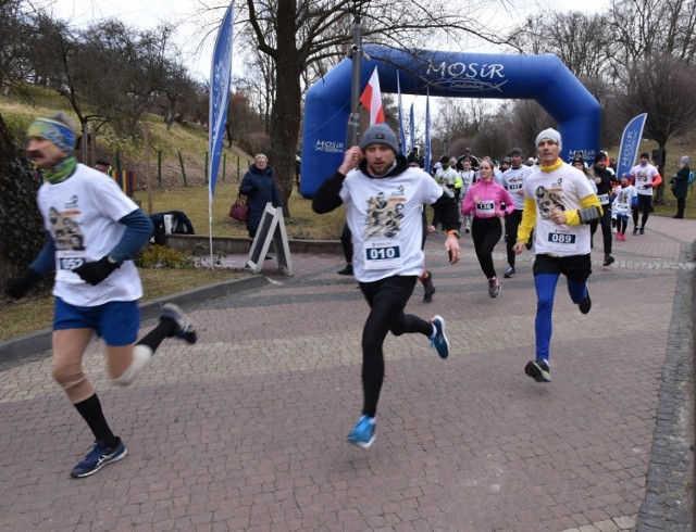 Ponad 180 osób dorośli,  dzieci oraz terytorialsi pobiegli w  X Biegu Tropem Wilczym w Sandomierzu. Trasa biegu liczyła  1963 metry.
