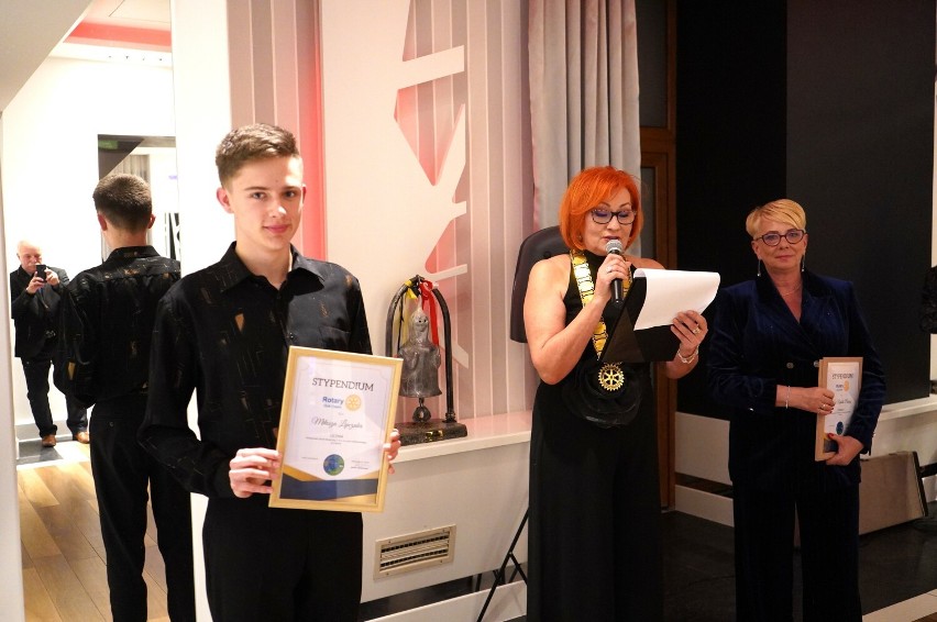 Chełmscy rotarianie wspierają młode talenty. Ponad 10 tys złotych zebrali podczas kolacji charytatywnej. Zobacz zdjęcia