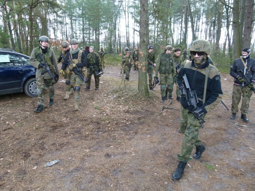 Invaders z Sieradza. Grupa pasjonatów airsoftu - zespołowej...