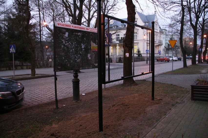 Ostatnie spojrzenie na starą tablicę, nowa niemal gotowa.